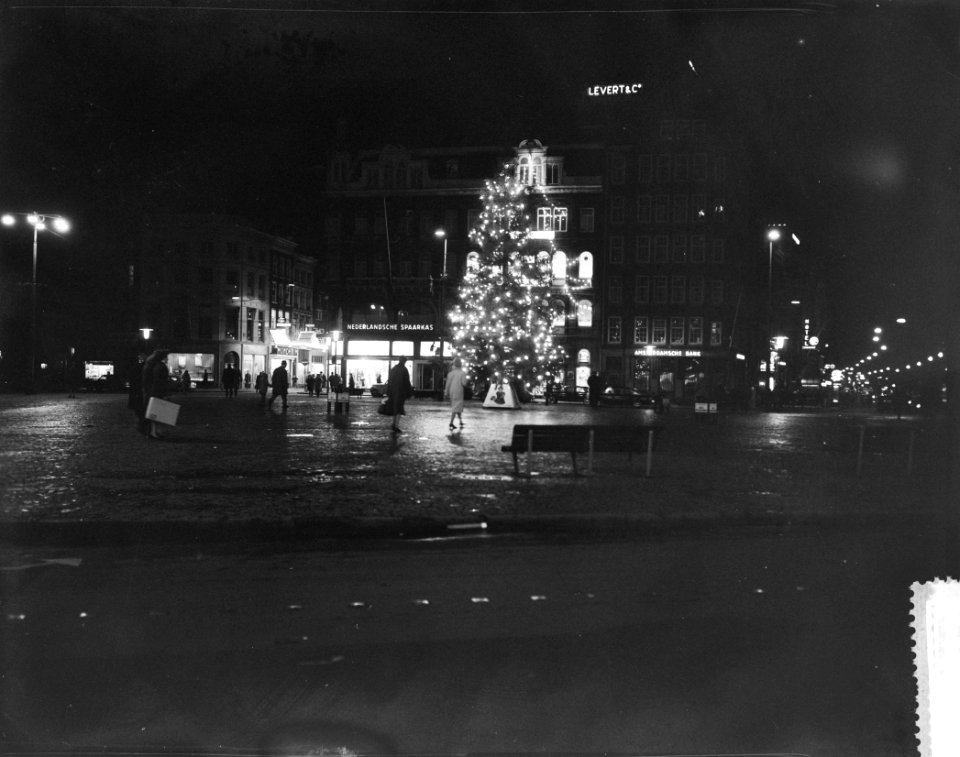 Kerstboom brandend op de Dam, Bestanddeelnr 911-8689