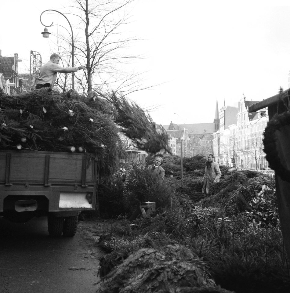 Kerstbomen worden op de Singel in Amsterdam uitgeladen, Bestanddeelnr 918-5297