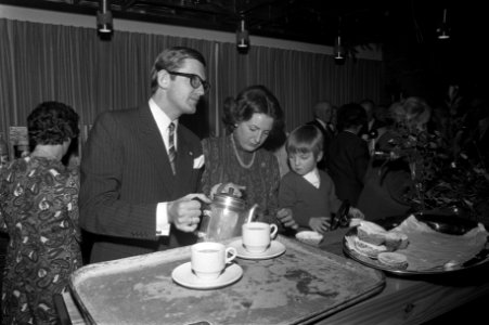 Kerstsfeer Koninklijke familie te Uddel, Pieter van Vollenhoven , Prinses Margri, Bestanddeelnr 925-2599