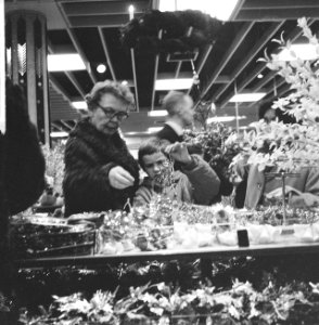Kerstboomversiering uitzoeken in warenhuis, Bestanddeelnr 918-5836