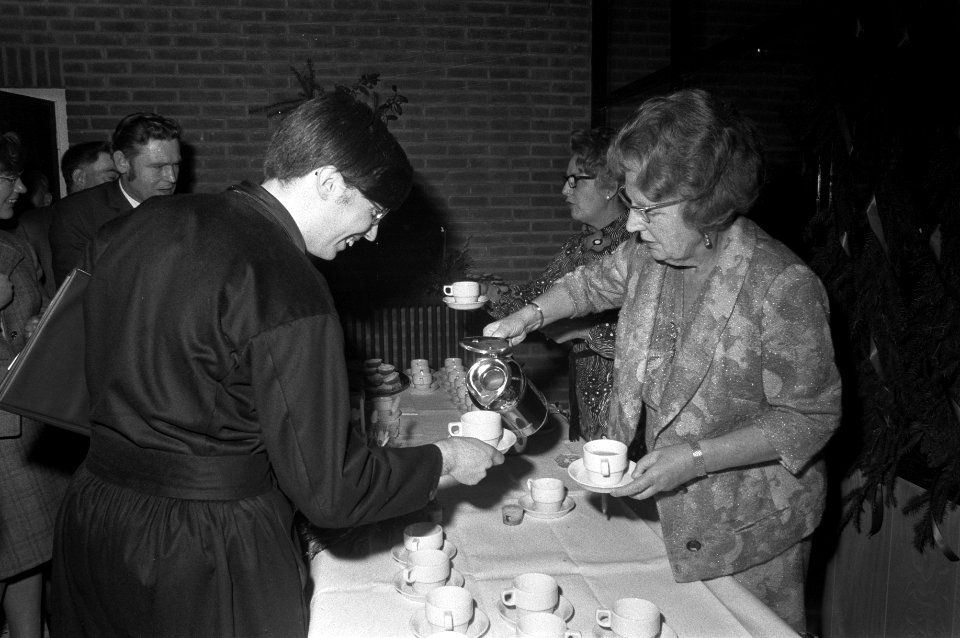 Kerstsfeer Koninklijke familie te Uddel, koningin Juliana schenkt chocolademelk , Bestanddeelnr 925-2591