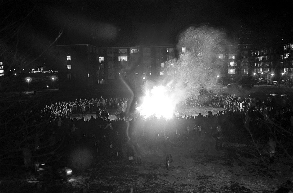 Kerstboomverbranding in Sam van Houtenstraat Amsterdam, Bestanddeelnr 920-9659