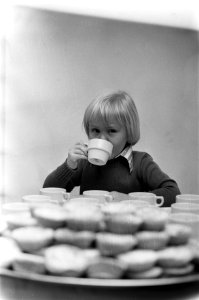 Kerstsfeer Koninklijke familie te Uddel, nr 11 Prins Willem Alexander drinkt ko, Bestanddeelnr 925-2589