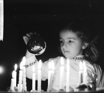 Kerstmis 1965, kind bij kaarsjes, Bestanddeelnr 918-5914