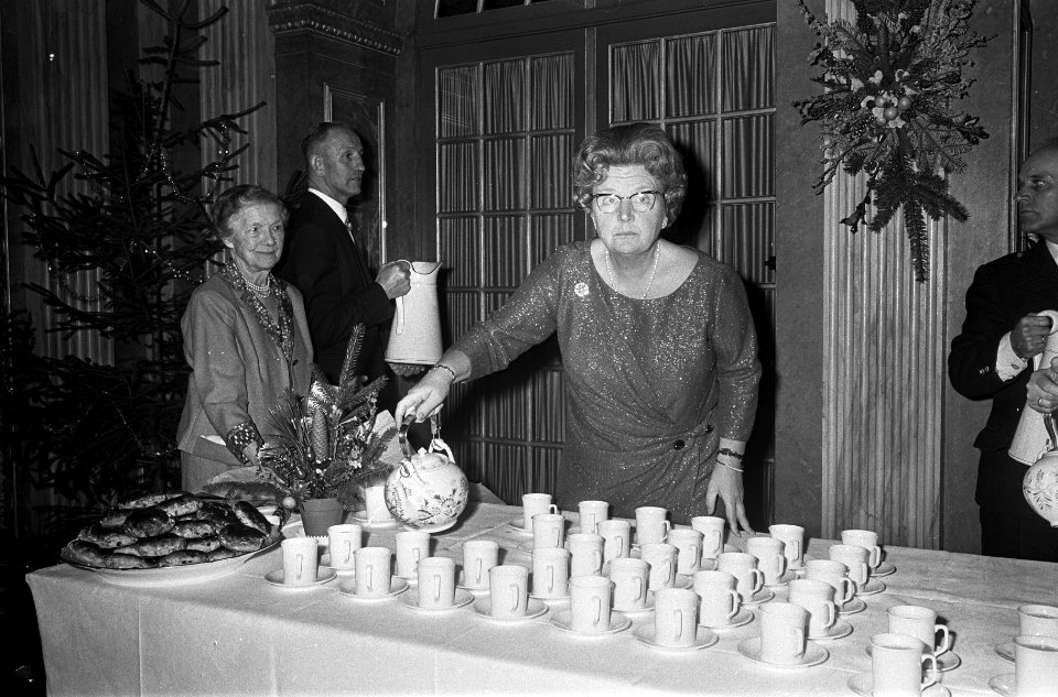 Kerstfeest op het Loo, koningin Juliana helpt bij inschenken, Bestanddeelnr 918-5971