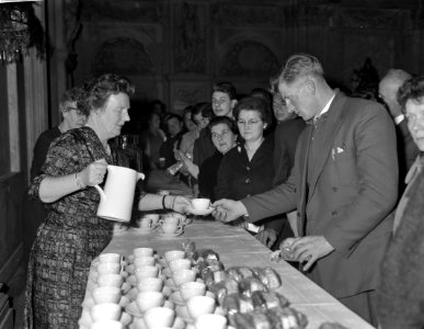 Kerstfeest van het koninklijk gezin met het personeel in Amsterdam Koningin Jul, Bestanddeelnr 913-3350