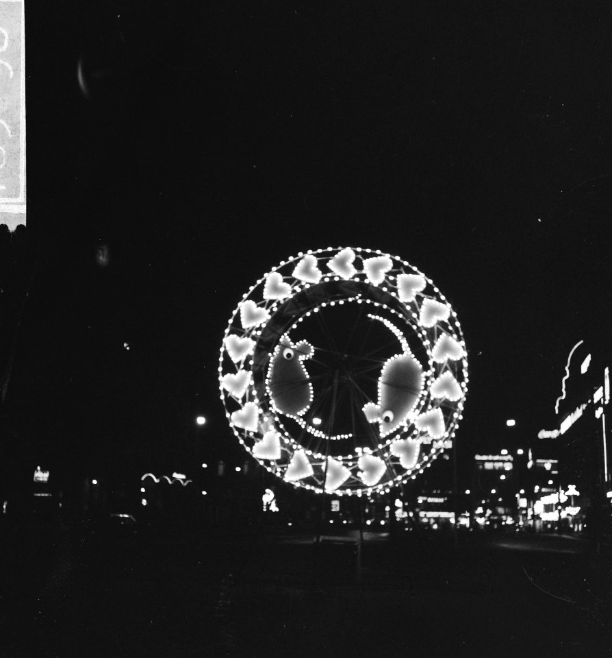 Kerstverlichting in Amsterdam op het Leidsebosje muizen in een draaien rad, Bestanddeelnr 918-5298