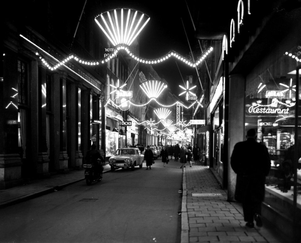 Kerstversiering te Amsterdam, Kalverstraat, Bestanddeelnr 914-6065