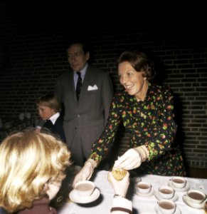 Kerstviering Koninklijke Familie en personeel 1977 Prinses Beatrix, Bestanddeelnr 254-9941