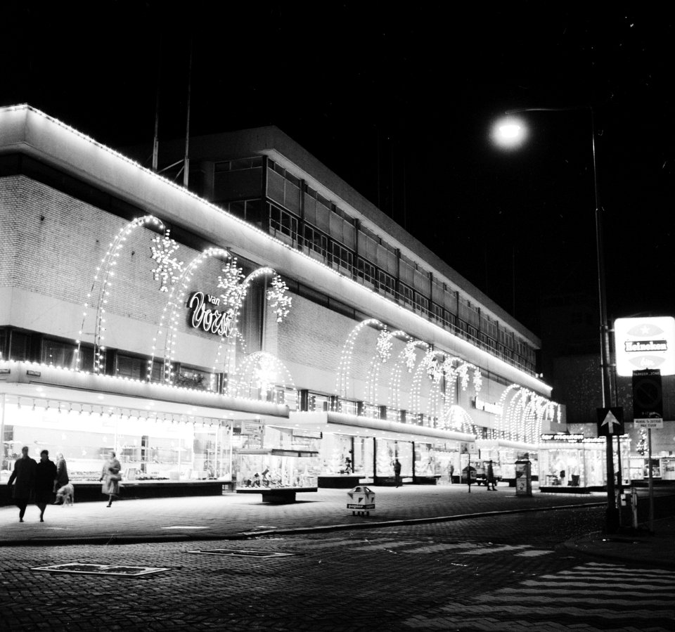 Kerstverlichting op het Binnenwegplein te Rotterdam, warenhuis Ter Meulen, Bestanddeelnr 918-5385