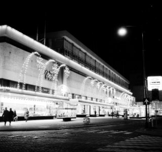 Kerstverlichting op het Binnenwegplein te Rotterdam, warenhuis Ter Meulen, Bestanddeelnr 918-5385