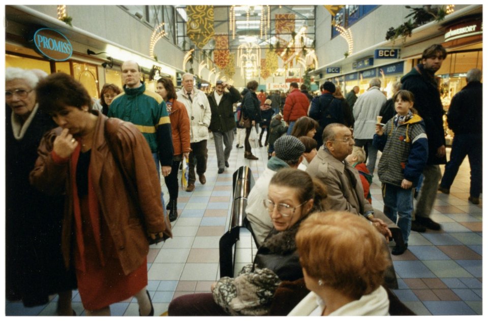 Kerstdrukte in het winkelcentrum Schalkwijk. NL-HlmNHA 54036077