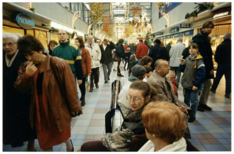 Kerstdrukte in het winkelcentrum Schalkwijk. NL-HlmNHA 54036077