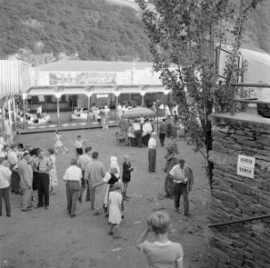 Kermisterrein aan de Rummelplatz met feestgangers, de botsauto's en het toiletge, Bestanddeelnr 254-3906