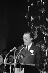Kerstviering door Koninklijke familie met personeel, Zijne Koninklijke Hoogheid , Bestanddeelnr 911-8989