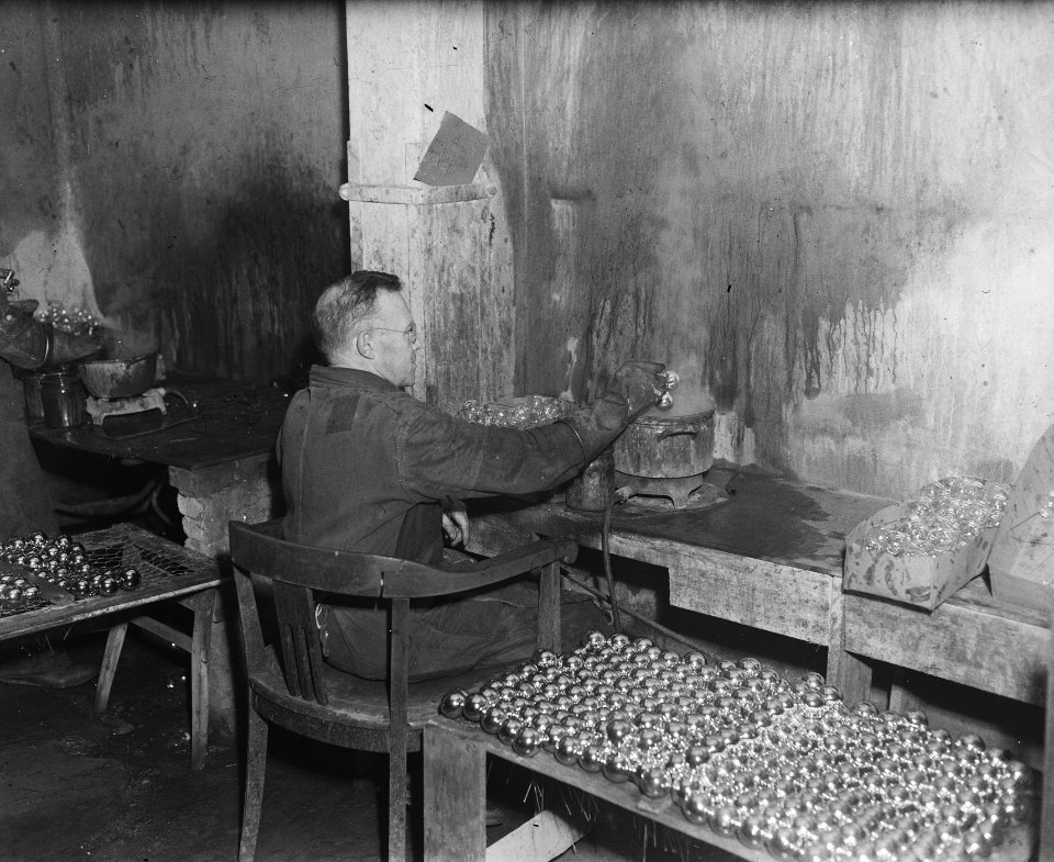 Kerstmis in aantocht. Fabrikage kerstboomversierselen, Bestanddeelnr 902-5008