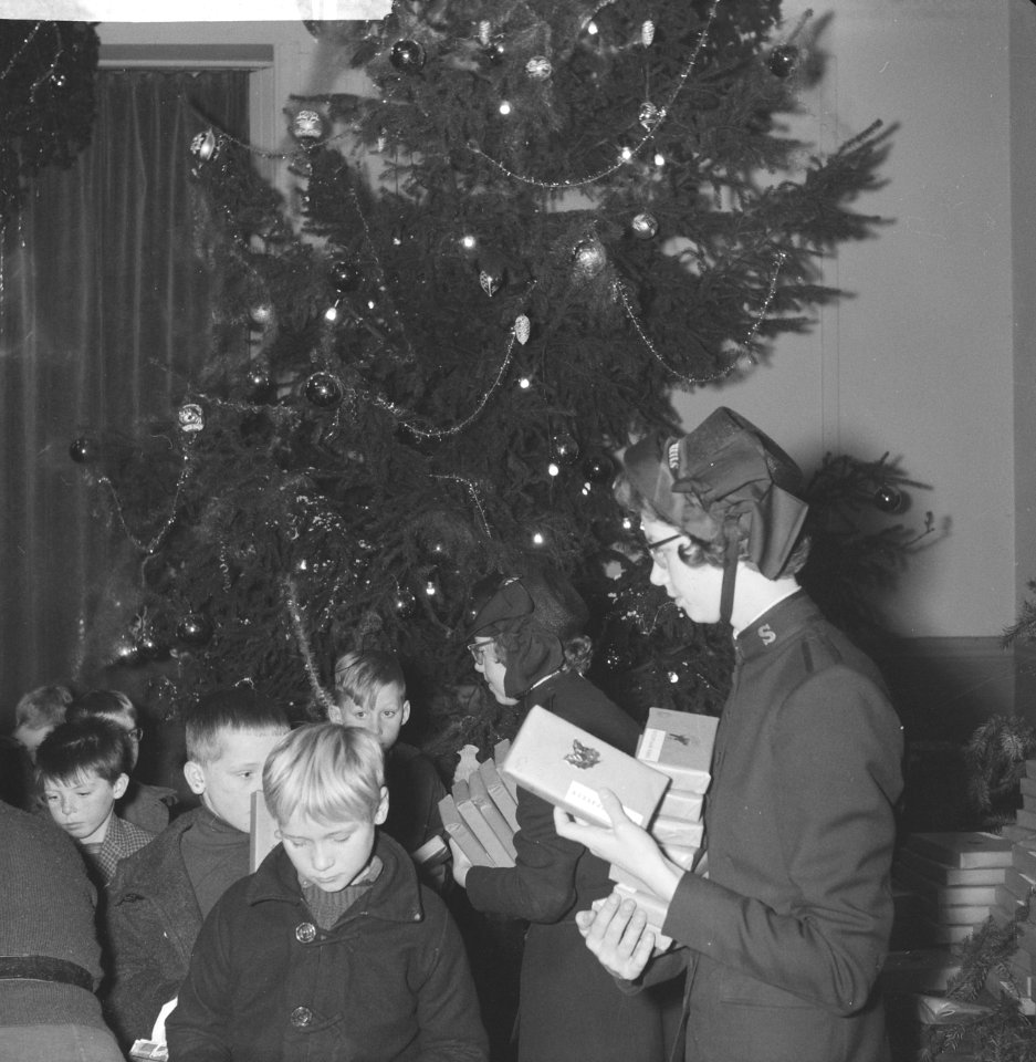 Kerstfeest van het Leger des Heils in Bellevue Kinderen krijgen geschenken, Bestanddeelnr 913-3369