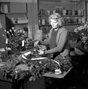Kerstmis. Bloembindster bezig met kerststukken, Bestanddeelnr 901-2565