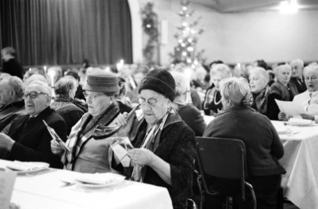 Kerstfeest voor bejaarden door het Leger des Heils in Bellevue, Bestanddeelnr 915-8803