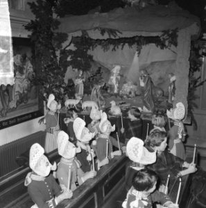 Kerstmis in Volendam, kinderen in de Vincentiuskerk kijken naar kerstkribbe, Bestanddeelnr 917-2635