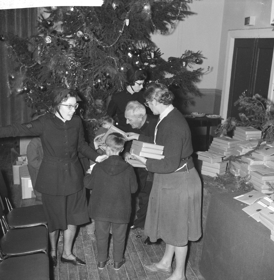 Kerstfeest van het Leger des Heils in Bellevue Kinderen krijgen geschenken, Bestanddeelnr 913-3368