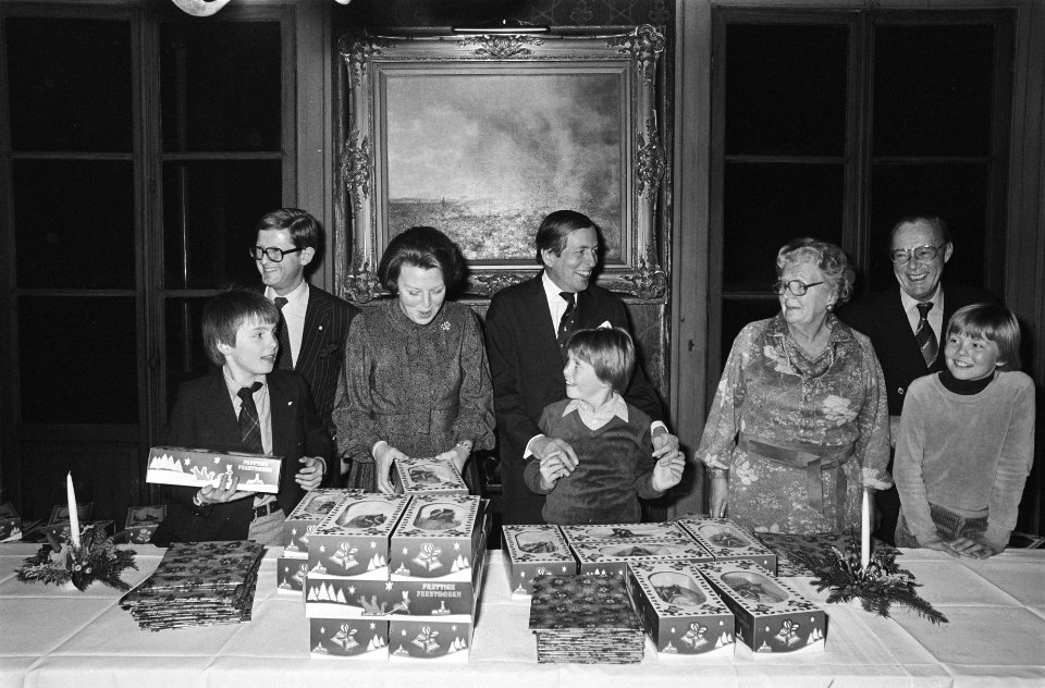 Kerstviering Koninklijke familie in Apeldoorn Koninklijk familie tijdens uitdel, Bestanddeelnr 930-0559