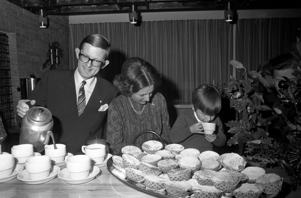 Kerstsfeer bij de koninklijke familie te Uddel, Pieter van Vollenhoven schenkt c, Bestanddeelnr 925-2594