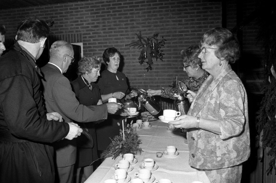 Kerstsfeer bij de koninklijke familie te Uddel, koningin Juliana deelt chocolad…, Bestanddeelnr 925-2601