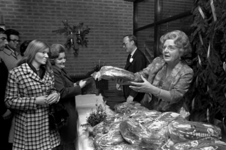 Kerstsfeer Koninklijke familie te Uddel, nr 18, 19, 20 koningin Juliana deelt k, Bestanddeelnr 925-2598