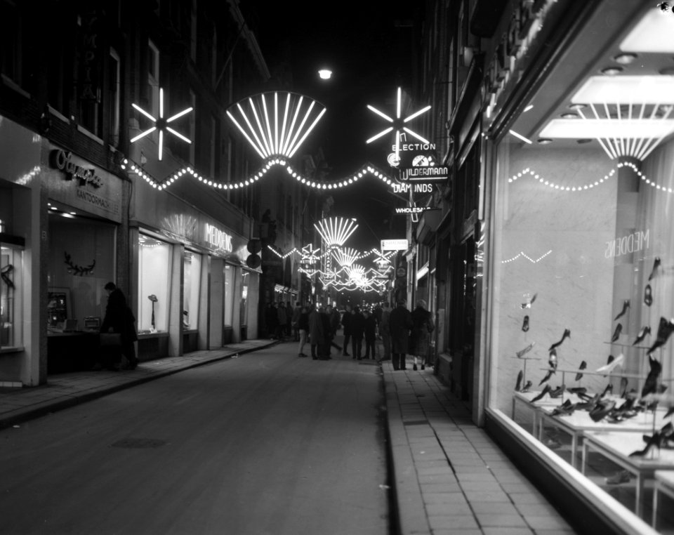 Kerstversiering te Amsterdam, Kalverstraat, Bestanddeelnr 914-6069