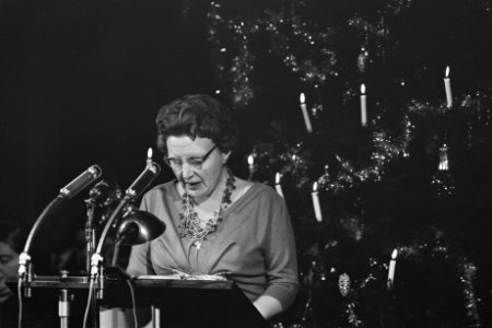 Kerstviering door Koninklijke familie met personeel, koningin Juliana, Bestanddeelnr 911-8988