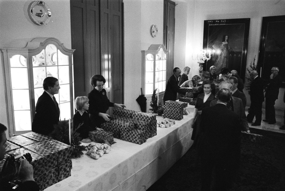 Kerstviering Koninklijke Familie en personeel op Huis ten Bosch, Bestanddeelnr 928-9494