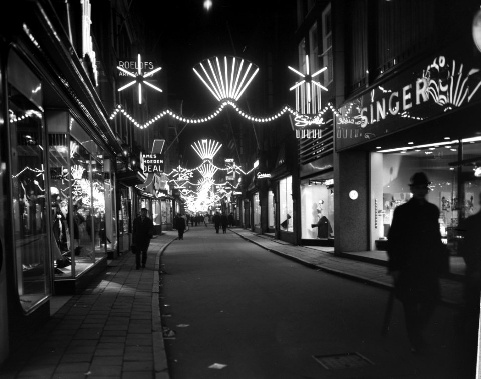 Kerstversiering te Amsterdam, Kalverstraat, Bestanddeelnr 914-6072