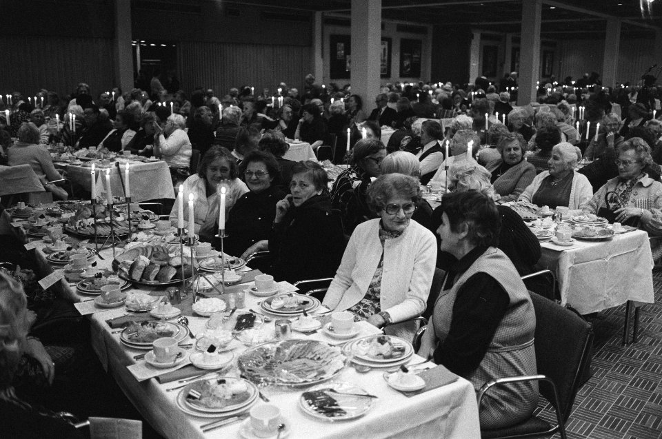 Kerstviering Leger des Heils in RAI Amsterdam voor bejaarden en eenzamen, Bestanddeelnr 931-8770