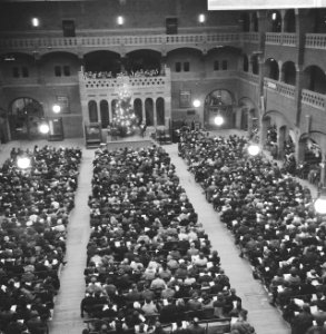 Kerstzang in de Koopmansbeurs, de grote hal vol met jonge oude stadgenoten, over, Bestanddeelnr 918-6040