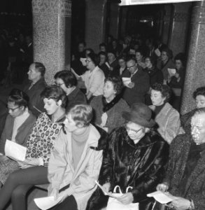 Kerstzang in de Koopmansbeurs, de grote hal vol met jonge oude stadgenoten, over, Bestanddeelnr 918-6041