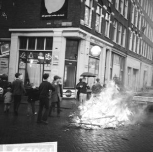 Kerstboomfikkers op straat, Bestanddeelnr 918-6295