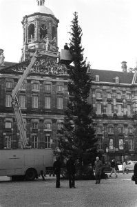 Kerstboom weer op de Dam (Amsterdam), Bestanddeelnr 930-0297