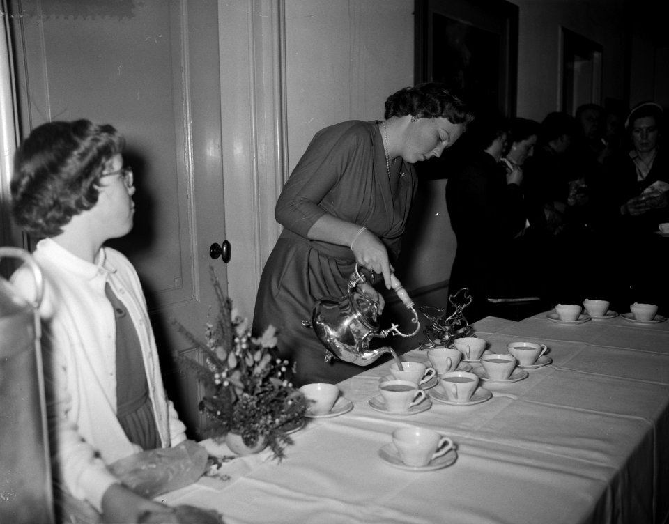 Kerstviering op Paleis het Loo , Prinses Beatrix schenkt chocolademelk in, Bestanddeelnr 910-0537