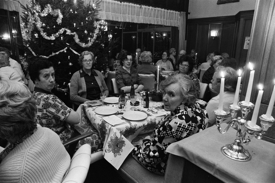 Kerstdiner Leger des Heils voor bejaarden in Schiller, Amsterdam, Bestanddeelnr 929-4919