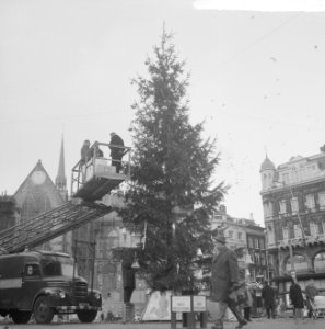 Kerstboom op de Dam door het Leger des Heils geplaatst, Bestanddeelnr 915-8452