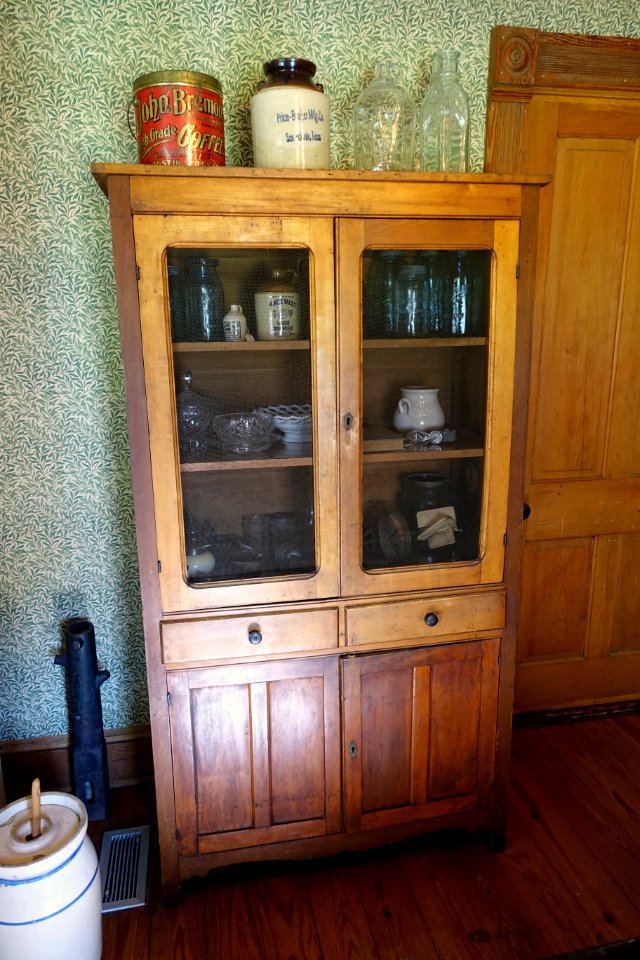 Kitchen cabinet - O. Henry Museum - Austin, Texas - DSC09249