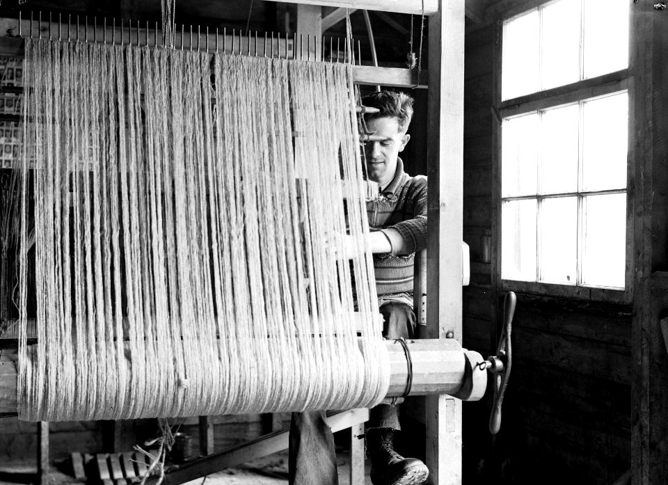 Kleine pachtboeren (crofters) in de Schotse Hooglanden man achter een weefgetou, Bestanddeelnr 191-0723