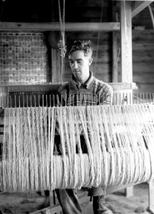 Kleine pachtboeren (crofters) in de Schotse Hooglanden man achter een weefgetou, Bestanddeelnr 191-0722