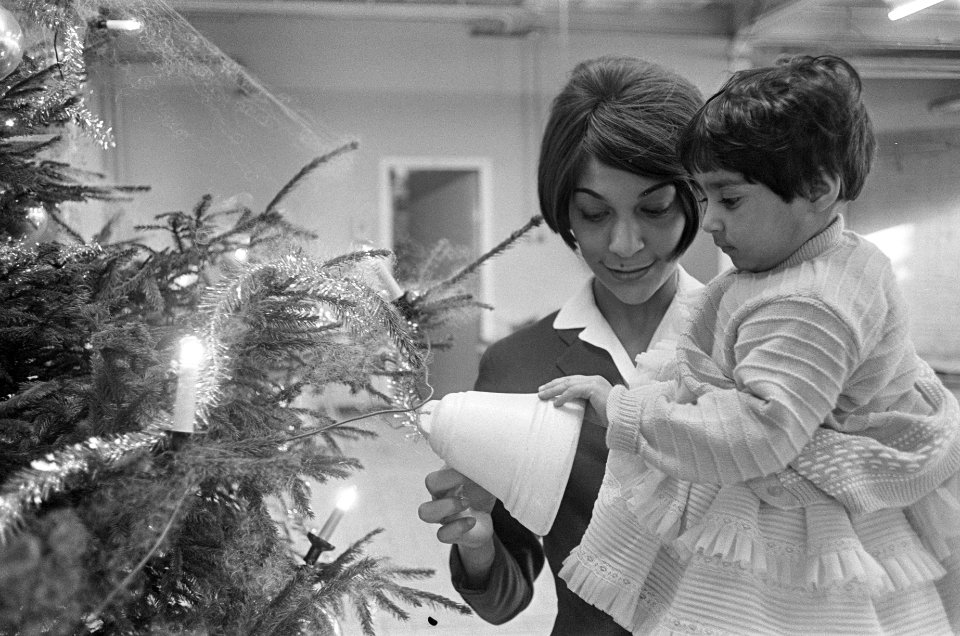 Kerst-welkom op Schiphol, stewardess met meisje uit India bij kerstboom, Bestanddeelnr 919-9005