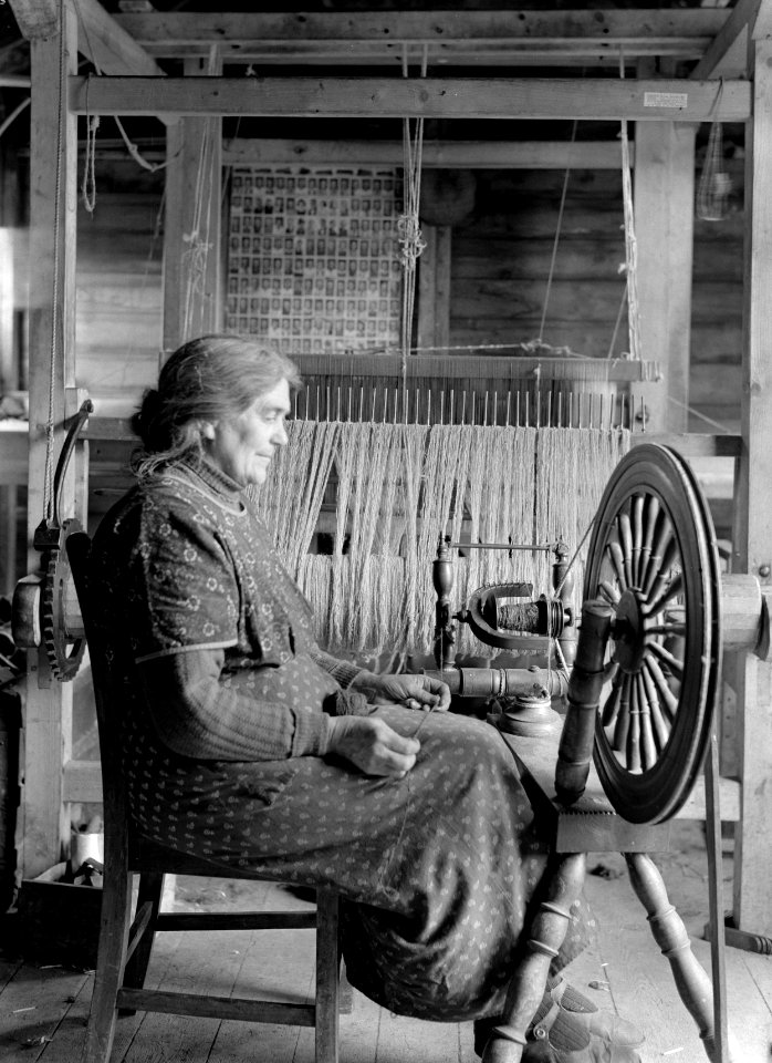 Kleine pachtboeren (crofters) in de Schotse Hooglanden vrouw achter een spinnew, Bestanddeelnr 191-0717