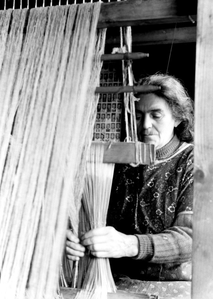 Kleine pachtboeren (crofters) in de Schotse Hooglanden vrouw achter een weefget, Bestanddeelnr 191-0719