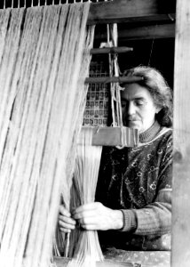 Kleine pachtboeren (crofters) in de Schotse Hooglanden vrouw achter een weefget, Bestanddeelnr 191-0719