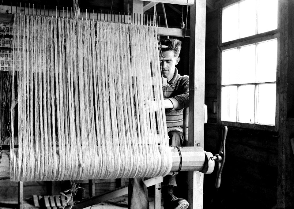 Kleine pachtboeren (crofters) in de Schotse Hooglanden man achter een weefgetou, Bestanddeelnr 191-0725