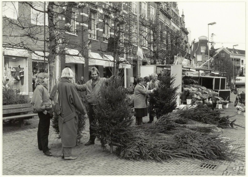 Kerstbomenverkoop op de Grote Markt. NL-HlmNHA 54016767 02